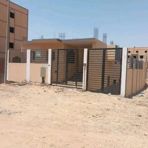 بيت للبيع مساحه ٢٧٦ متر 
حى سادس مدينه بدر 
مترخص بدروم وارضى واول وتانى 
وتالت
مبني بدروم وارضي
فى الحي السادس 
٣ متر جنينه قدامها 
٧ متر جنينه ورا القطعه 
٣ نواصي 
عدادات مدفوعه 
متسلمه جهاز 
مطلوب مشترى مباشر 
التواصل والمعاينة للجادين فقط 

01112177850